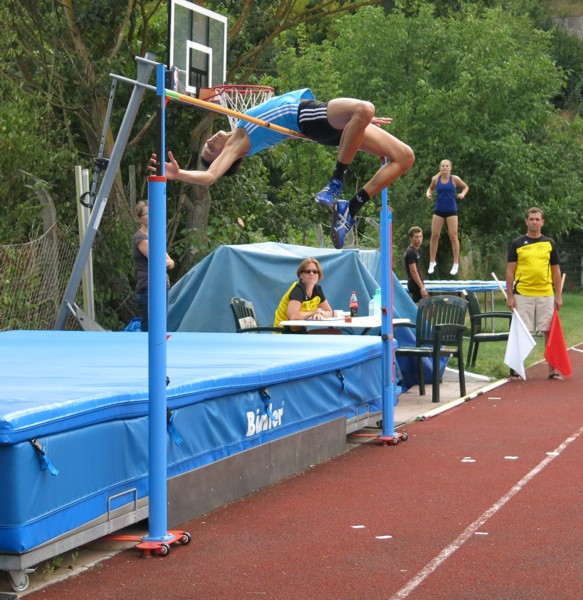 Monika Gollner bei einem Sprung über 1,88m
