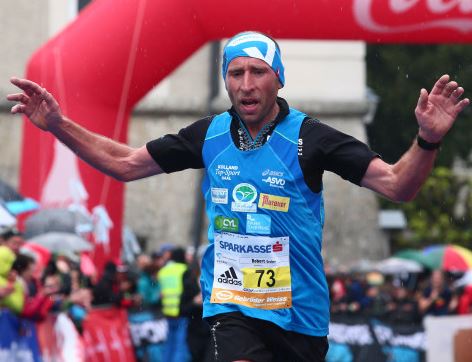Robert Gruber jubelt über den Marathon-Staatsmeistertitel 2016